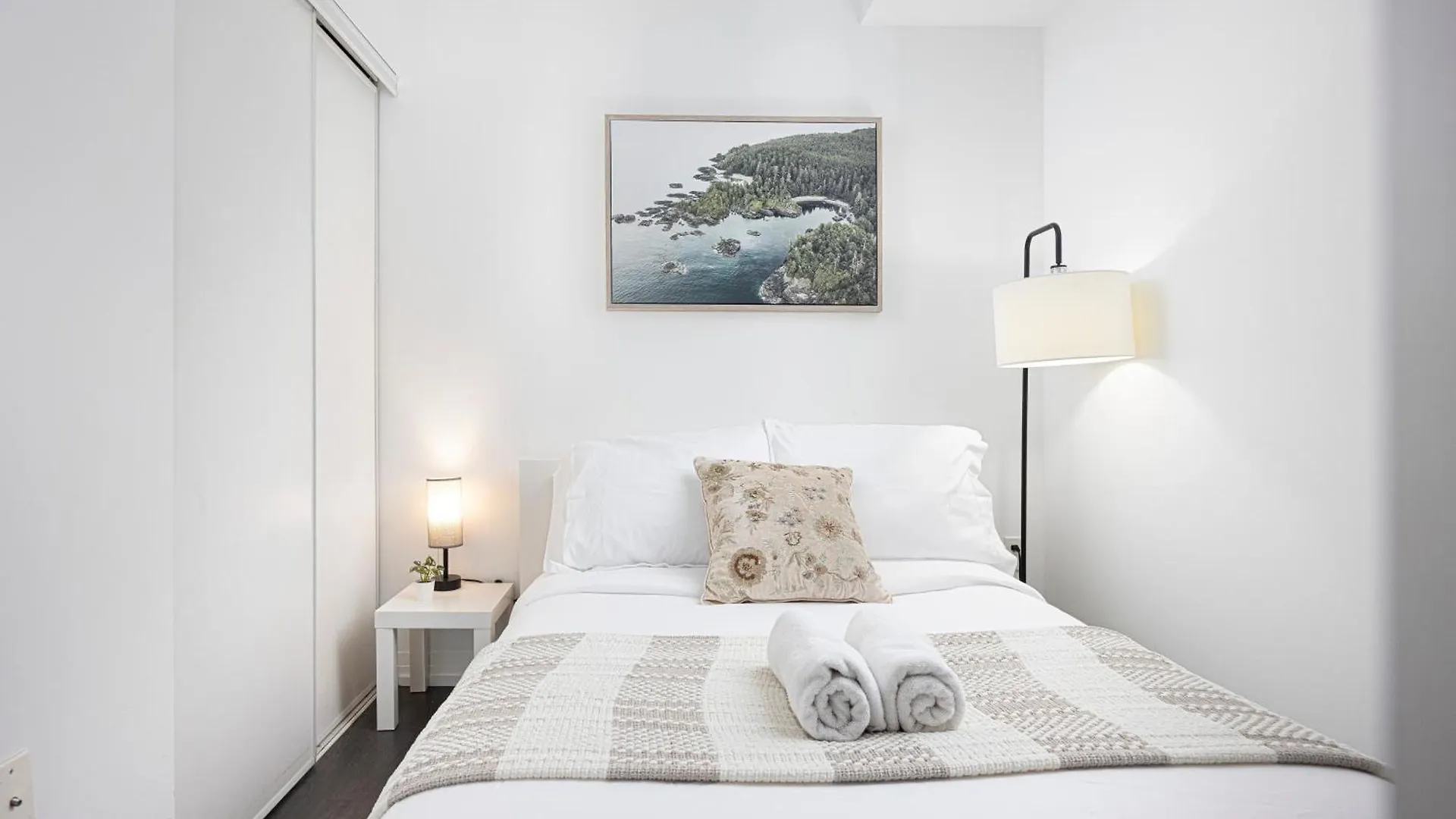 Apartment 2Br Luxury & Modern Suite 5 Minutes From Eaton Center Toronto