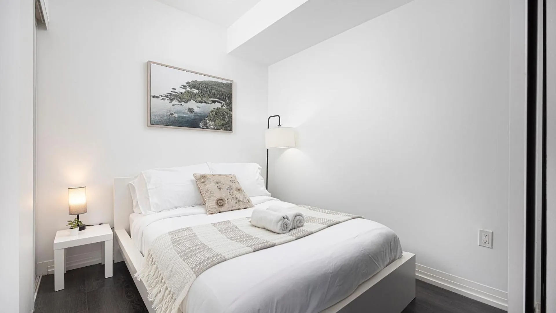 Apartment 2Br Luxury & Modern Suite 5 Minutes From Eaton Center Toronto Canada