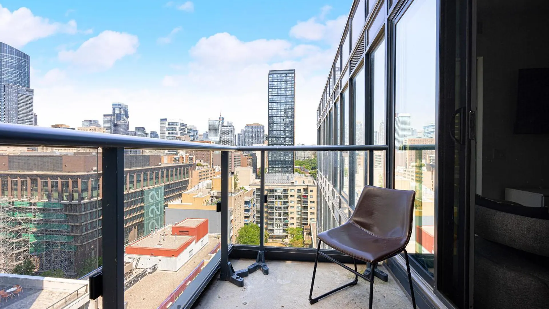 2Br Luxury & Modern Suite 5 Minutes From Eaton Center Toronto