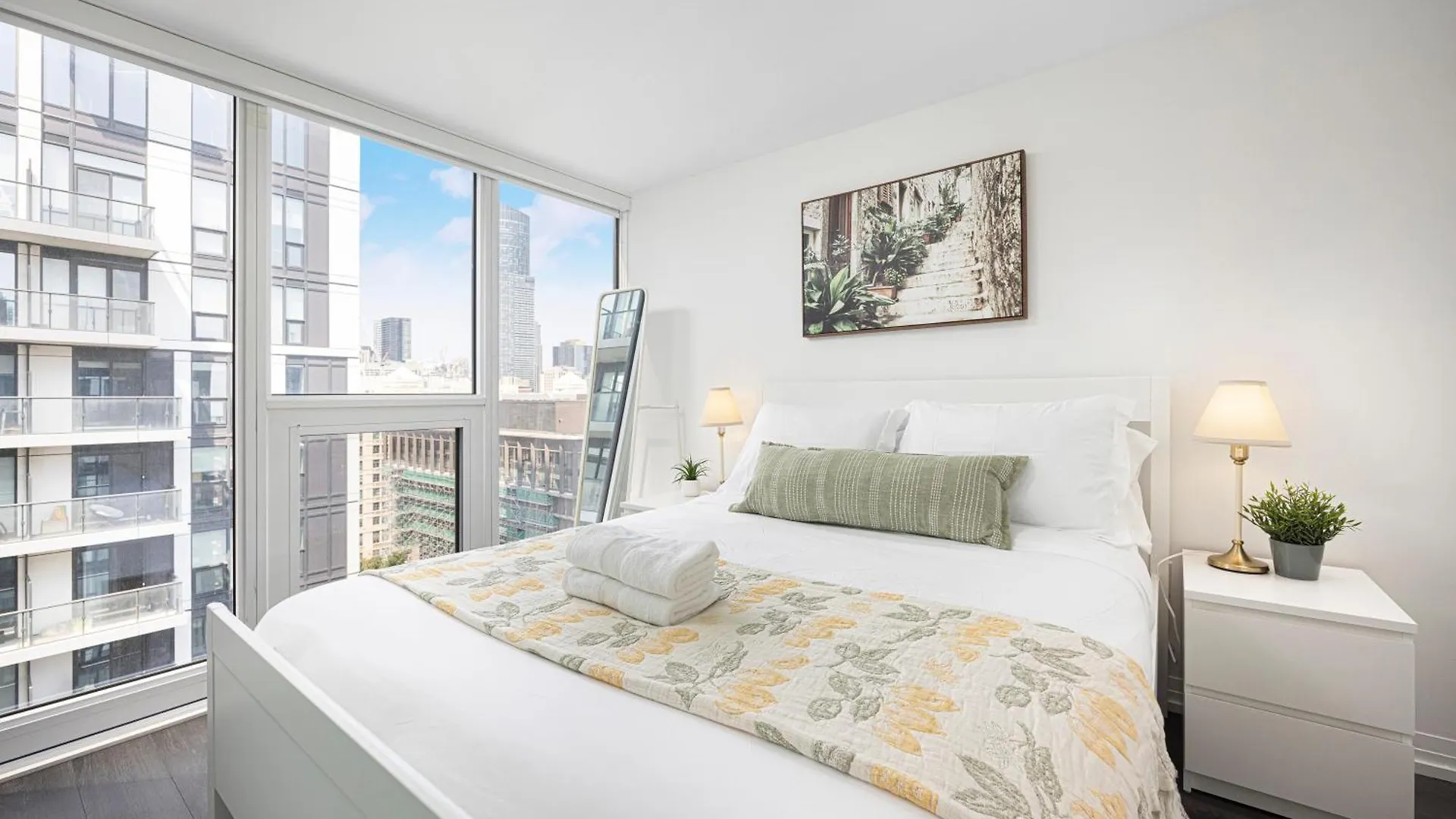 2Br Luxury & Modern Suite 5 Minutes From Eaton Center Toronto Apartment