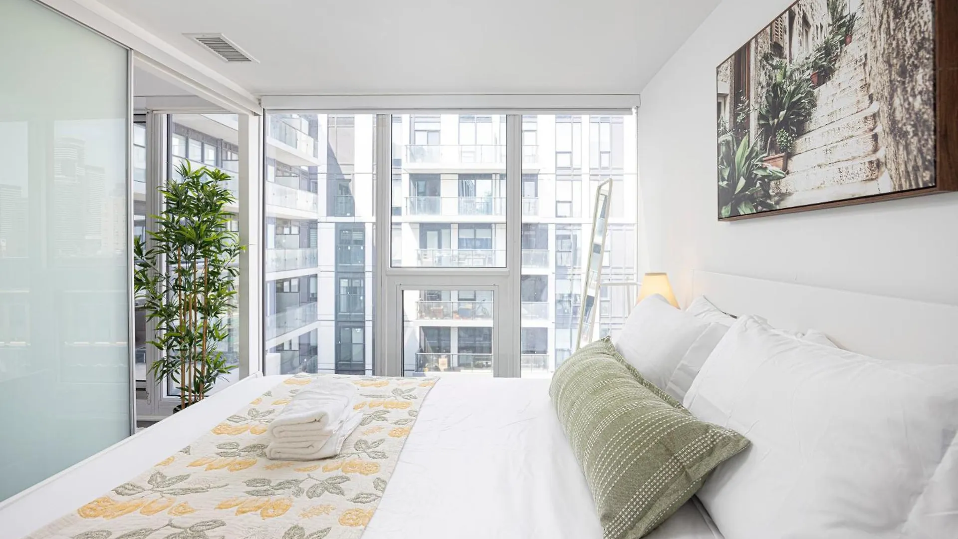 Apartment 2Br Luxury & Modern Suite 5 Minutes From Eaton Center Toronto