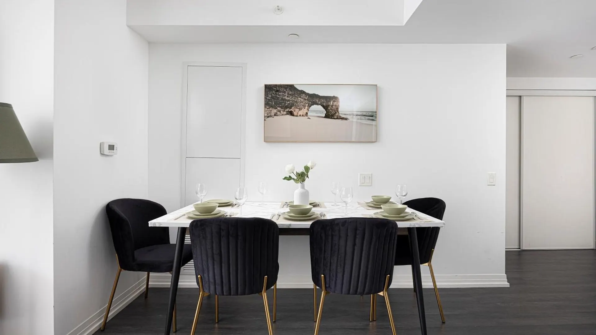 Apartment 2Br Luxury & Modern Suite 5 Minutes From Eaton Center Toronto