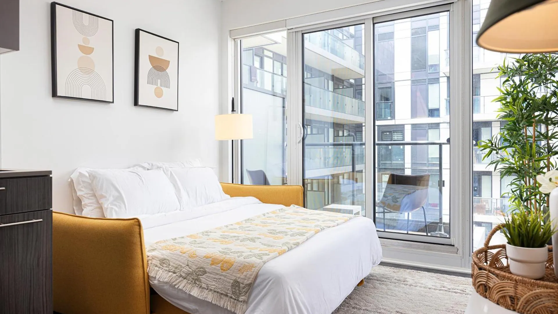 2Br Luxury & Modern Suite 5 Minutes From Eaton Center Toronto