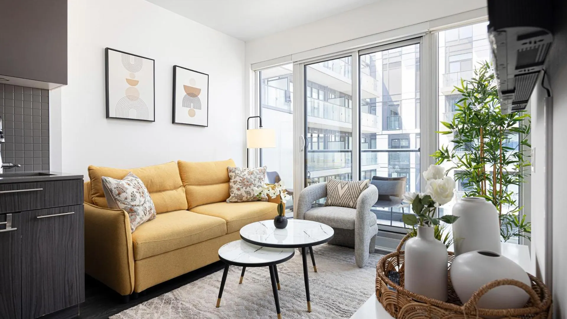 2Br Luxury & Modern Suite 5 Minutes From Eaton Center Toronto