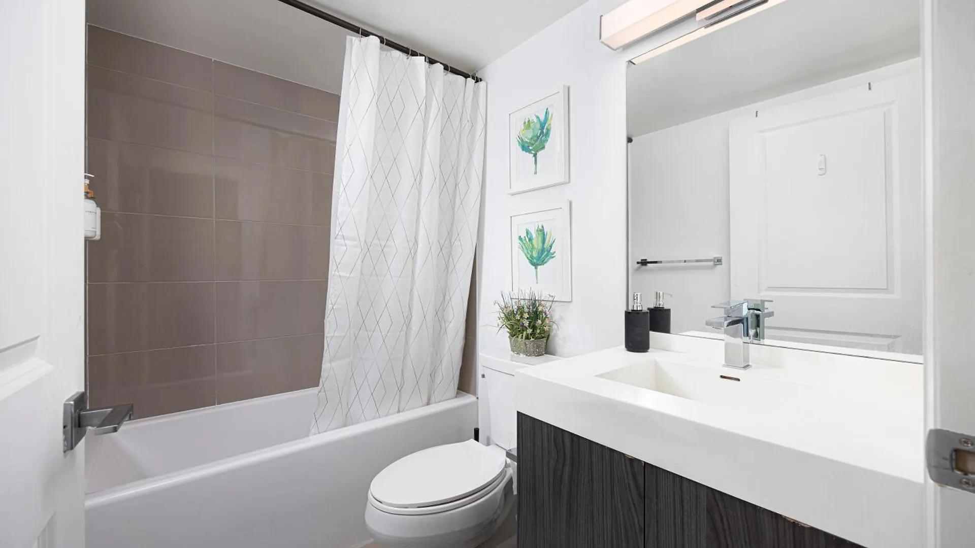 2Br Luxury & Modern Suite 5 Minutes From Eaton Center トロント カナダ